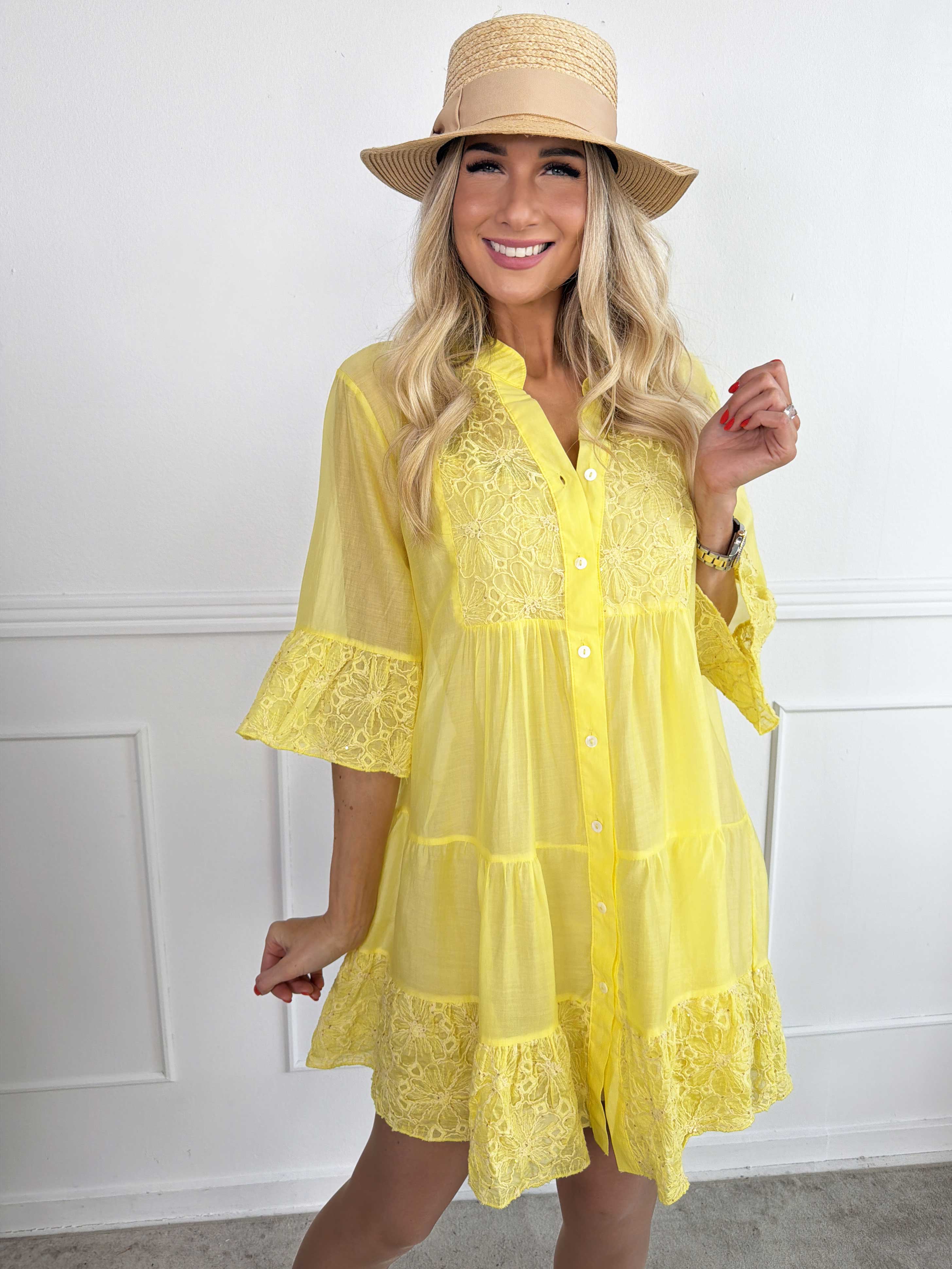 Latisha - Sød tunikakjole med fine, broderede detaljer og små pailletter